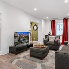 Downtown Annapolis 3 bedroom home with parking!