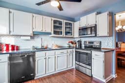 Adorable home steps from Navy stadium!