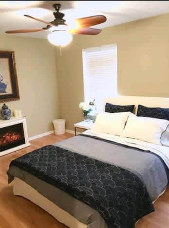 Columbia 3 level spacious townhome w/deck