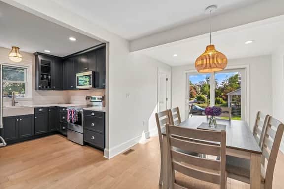 Classic 3 Bedroom Eastport Cottage with Large Yard and Free Parking - Image 4