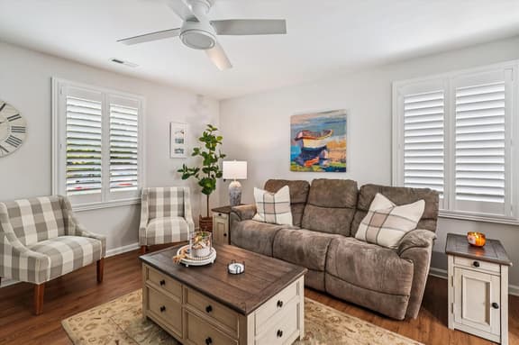 Bay Ridge House- Charming 2-Bedroom Home – Large Backyard, Family-Friendly, Close to Boating & Parks