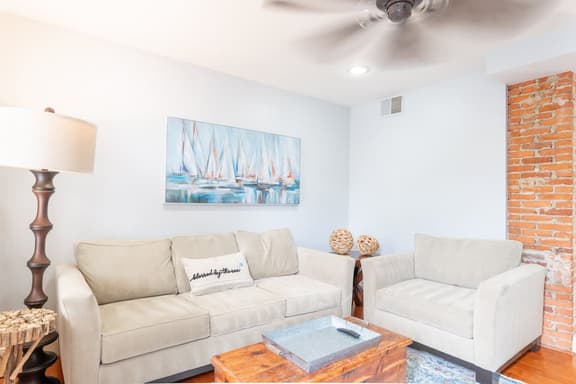 Charming Charles -Walkable Downtown Annapolis Home