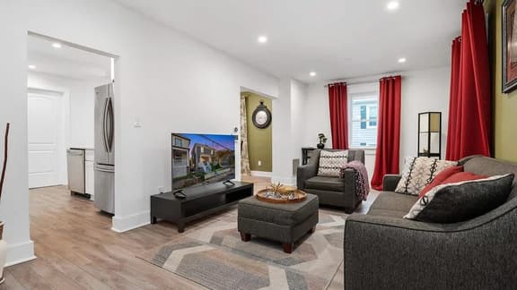 Downtown Annapolis 3 bedroom home with parking!