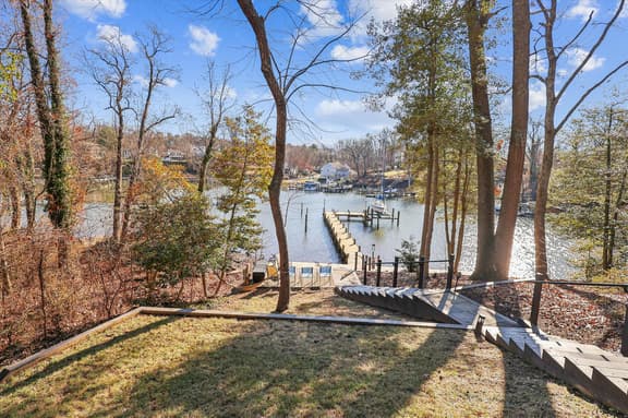 Waterfront home: history, nature and comfort