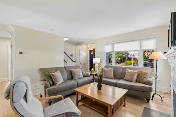 Classic 3 Bedroom Eastport Cottage with Large Yard and Free Parking - Image 1