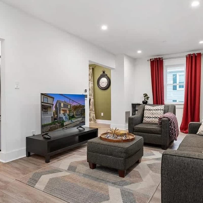 Downtown Annapolis 3 bedroom home with parking!