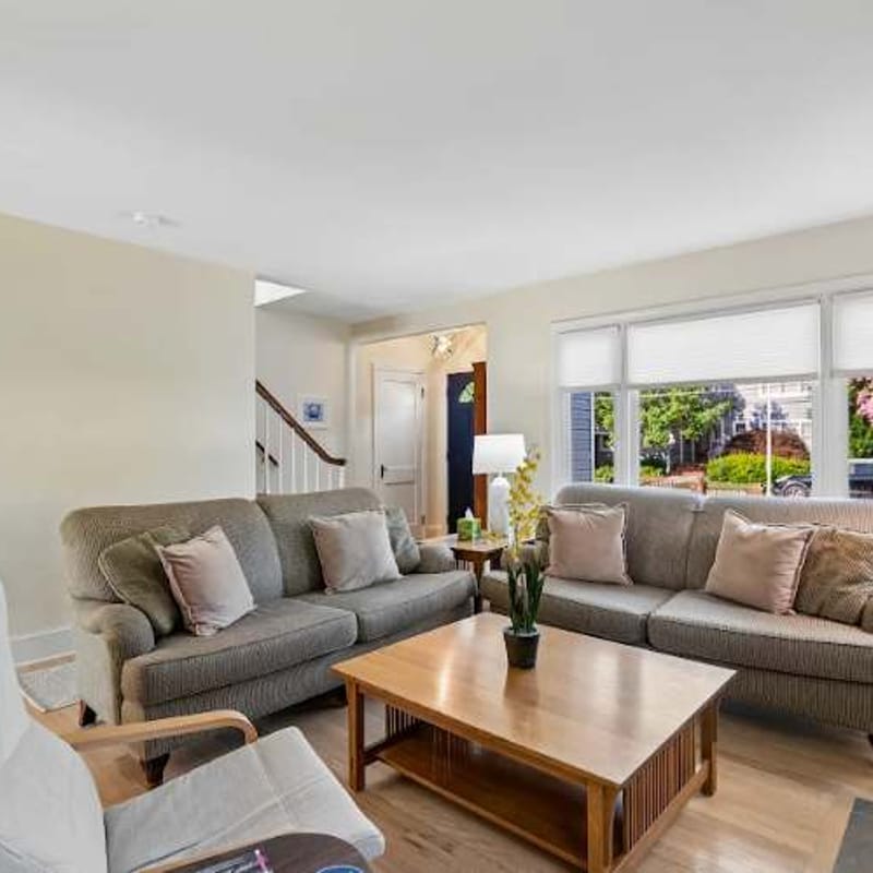 Classic 3 Bedroom Eastport Cottage with Large Yard and Free Parking